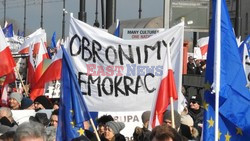 Demonstracja KOD w obronie Lecha Wałęsy w Warszawie