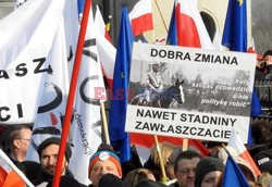 Demonstracja KOD w obronie Lecha Wałęsy w Warszawie