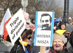 Demonstracja KOD w obronie Lecha Wałęsy w Warszawie