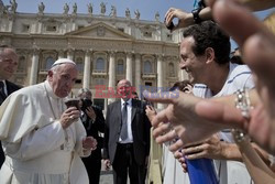 Papież Franciszek pijący yerba mate