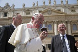 Papież Franciszek pijący yerba mate