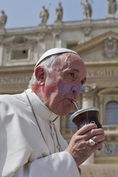 Papież Franciszek pijący yerba mate