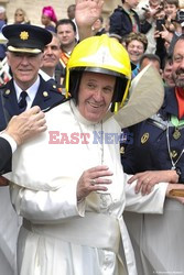 Papiez Franciszek w hełmie strażaka