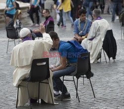 Papież Franciszek spowiada mlodzież