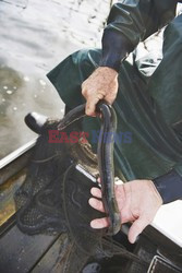 Rybak łowiący węgorze - Jalag
