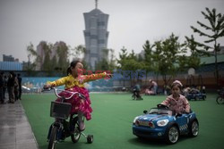 Fabryka jedwabiu w Pyongyang - AFP