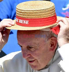 Papież Franciszek w słomkowym kapeluszu