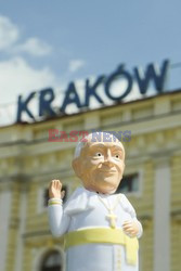 Miniaturowy Papież Franciszek zwiedza Kraków