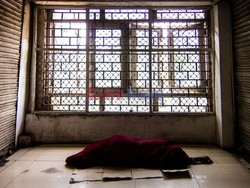 Śpiący bezdomni z Indii - Eyevine