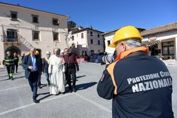 Spontaniczna wizyta Papieża Franciszka w Amatrice i Accumoli