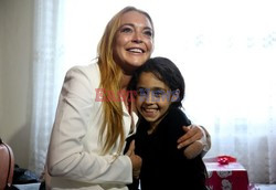 Lindsay Lohan spotyka się z syryjską rodziną w Turcji