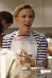 Scarlett Johansson na otwarciu sklepu yummy Pop w Paryżu