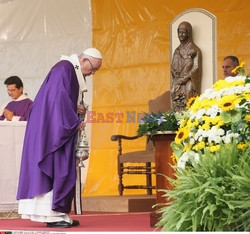 Papież Franciszek odprawił mszę za zmarłych na cmentarzu