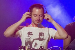 Wooden Wisdom, czyli Elijah Wood jako DJ