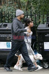 Amy Winehouse na spacerze z psem