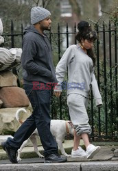 Amy Winehouse na spacerze z psem