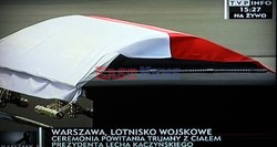 Uroczystości na lotnisku i przejazd konduktu z ciałem Prezydenta