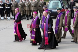 Uroczystości na lotnisku i przejazd konduktu z ciałem Prezydenta