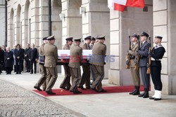 Uroczystości na lotnisku i przejazd konduktu z ciałem Prezydenta