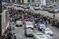 Uroczystości na lotnisku i przejazd konduktu z ciałem Prezydenta