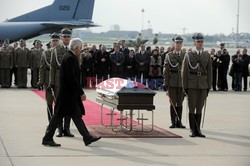 Uroczystości na lotnisku i przejazd konduktu z ciałem Prezydenta