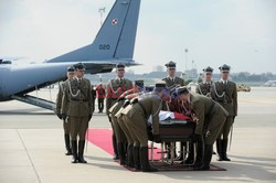 Uroczystości na lotnisku i przejazd konduktu z ciałem Prezydenta