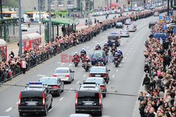 Uroczystości na lotnisku i przejazd konduktu z ciałem Prezydenta