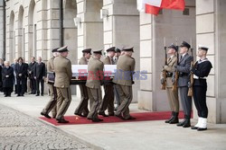 Uroczystości na lotnisku i przejazd konduktu z ciałem Prezydenta