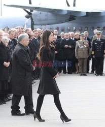 Uroczystości na lotnisku i przejazd konduktu z ciałem Prezydenta