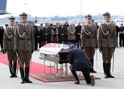 Uroczystości na lotnisku i przejazd konduktu z ciałem Prezydenta