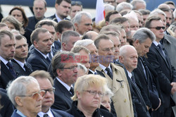 Uroczystości na lotnisku i przejazd konduktu z ciałem Prezydenta