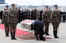 Uroczystości na lotnisku i przejazd konduktu z ciałem Prezydenta