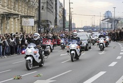 Uroczystości na lotnisku i przejazd konduktu z ciałem Prezydenta