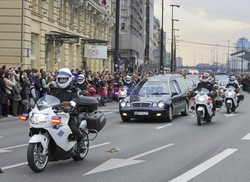 Uroczystości na lotnisku i przejazd konduktu z ciałem Prezydenta