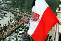 Uroczystości na lotnisku i przejazd konduktu z ciałem Prezydenta