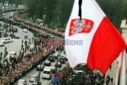 Uroczystości na lotnisku i przejazd konduktu z ciałem Prezydenta