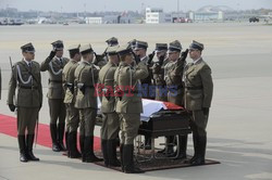 Uroczystości na lotnisku i przejazd konduktu z ciałem Prezydenta