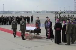 Uroczystości na lotnisku i przejazd konduktu z ciałem Prezydenta