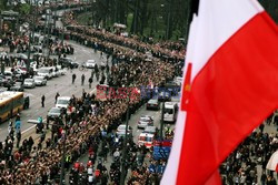 Uroczystości na lotnisku i przejazd konduktu z ciałem Prezydenta