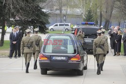 Uroczystości na lotnisku i przejazd konduktu z ciałem Prezydenta