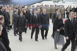 Uroczystości na lotnisku i przejazd konduktu z ciałem Prezydenta