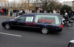 Uroczystości na lotnisku i przejazd konduktu z ciałem Prezydenta