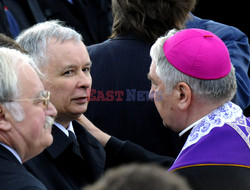 Uroczystości na lotnisku i przejazd konduktu z ciałem Prezydenta