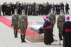 Uroczystości na lotnisku i przejazd konduktu z ciałem Prezydenta