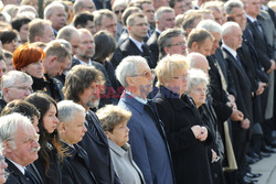 Uroczystości na lotnisku i przejazd konduktu z ciałem Prezydenta