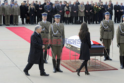 Uroczystości na lotnisku i przejazd konduktu z ciałem Prezydenta