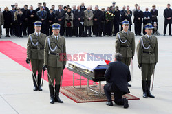 Uroczystości na lotnisku i przejazd konduktu z ciałem Prezydenta