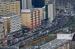 Uroczystości na lotnisku i przejazd konduktu z ciałem Prezydenta