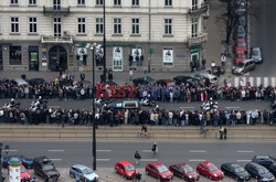 Uroczystości na lotnisku i przejazd konduktu z ciałem Prezydenta