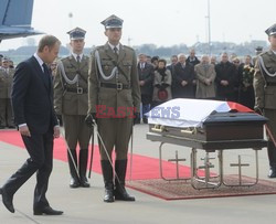 Uroczystości na lotnisku i przejazd konduktu z ciałem Prezydenta